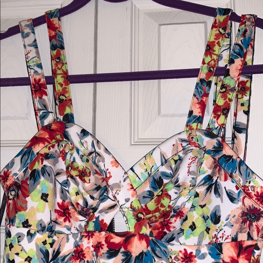 Floral romper NWT - Picture 2 of 3